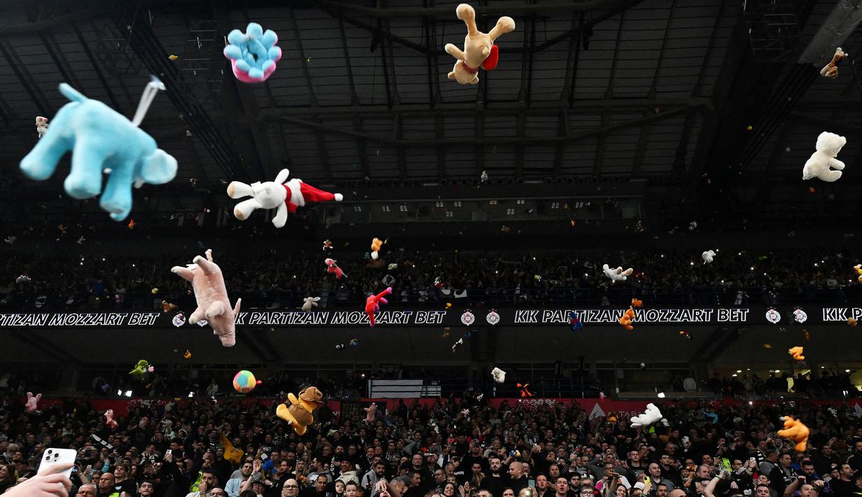 Berbagai macam boneka dilemparkan oleh para penonton sebelum laga lanjutan Euroleague Basketball 2024/2025 antara Partizan Belgrade melawan Maccabi Tel Aviv di Belgrade, Serbia, Jumat (03/01/2025) waktu setempat. (AFP/Oliver Bunic)