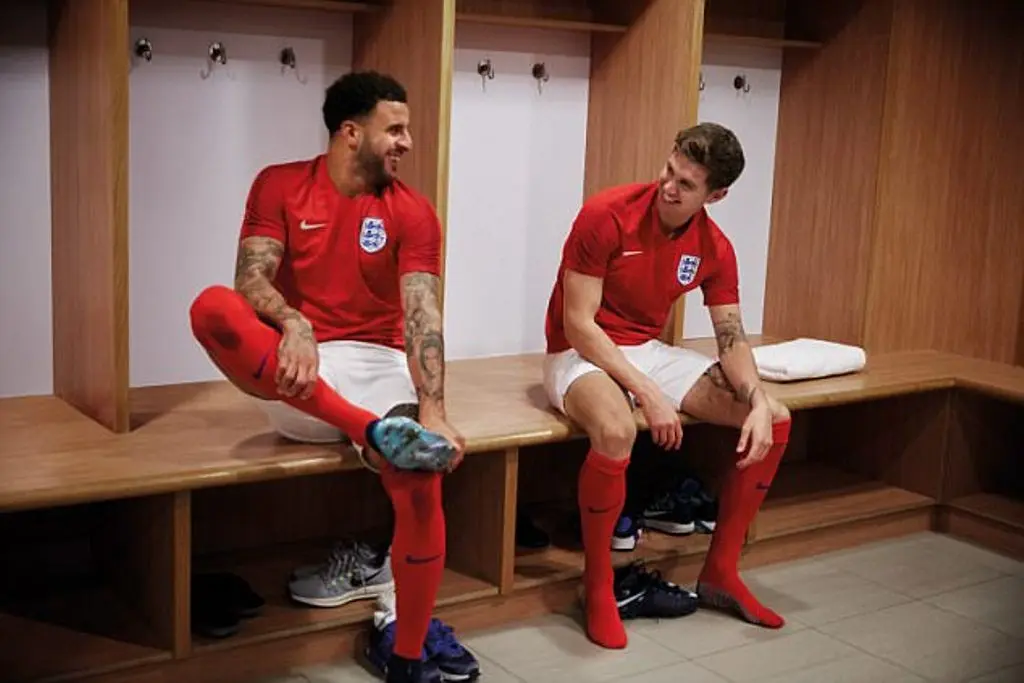 Tim nasional Inggris bakal berbalut jersey elegen bernuansa klasik di Piala Dunia 2018. (dok. Daily Mail)