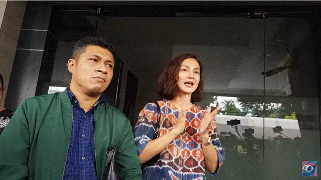 Wanda Hamidah usai pemeriksaan di Polres Metro Depok