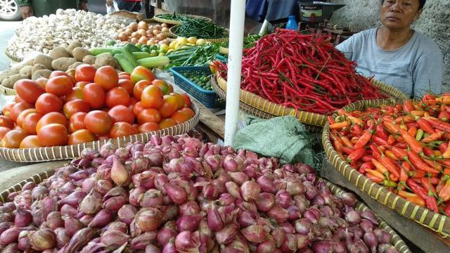 Pedagang menjajakan bawang merah di Pasar Kebayoran Lama, Jakarta Selatan.