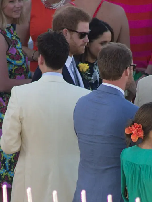 Mereka tampaak berbahagia saat menghadiri pesta pernikahan salah satu sahabat Harry di bilangan Jamaica, pada Jumat (3/3/2017). (doc.dailymail.com)