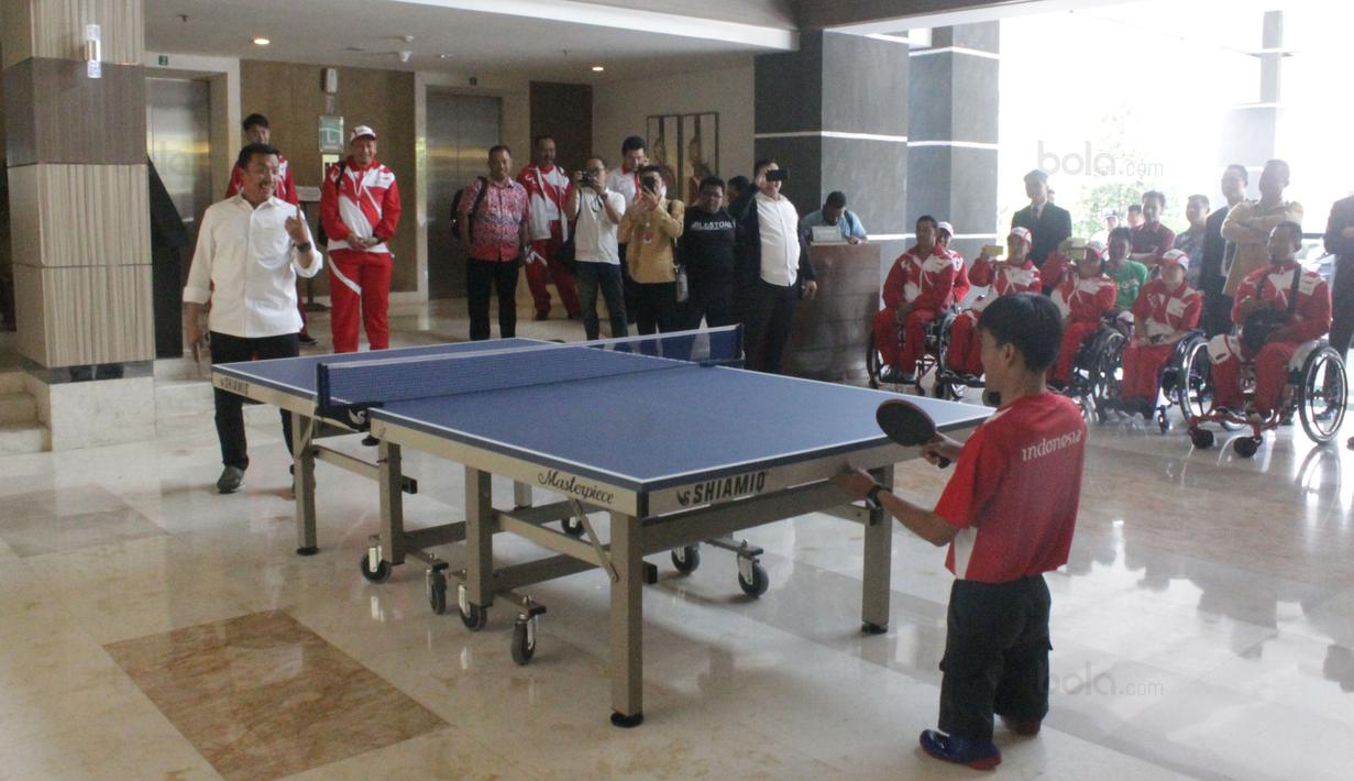 Menpora, Imam Nahrawi bermain tenis meja dengan atlet Zaenal Abidin dalam acara pelepasan kontingen Indonesia ke ASEAN Para Games (APG) 2017 di Hotel Lorin Solo, Selasa (12/9/2017). Indonesia diharapkan meraih juara umum di APG. (Bola.com/Ronald Seger)