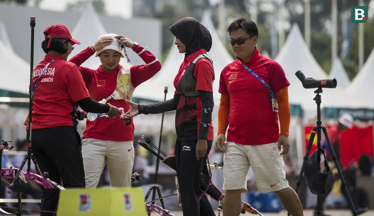 Pemanah putri Indonesia, Choirunisa Diananda, saat berlaga pada nomor recurve women individual Asian Games di Lapangan Panahan, Senayan, Jakarta, Selasa (28/8/2018). Choirunisa Diananda mendapat medali perak. (Bola.com/Vitalis Yogi Trisna)