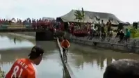 Penggemar Jip dan mobil tua menggelar napak tilas dalam rangka HUT RI ke-70 hingga, lomba melintas jembatan 15 centimeter di atas sungai.