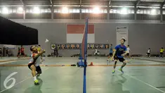 Pebulutangkis ganda putra Indonesia, Mohammad Ahsan (kiri) berlatih di pelatnas PBSI, Jakarta, Rabu (13/1/2016). Pebulutangkis Indonesia melakukan pematangan program latihan jelang Olimpiade 2016, Agustus mendatang. (Liputan6.com/Helmi Fithriansyah)
