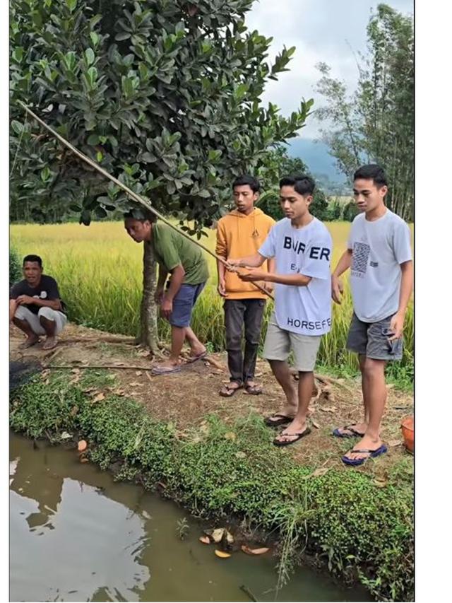 8 Potret Kegiatan Betrand Peto di Kampung Halaman NTT, Mancing hingga Main Bola