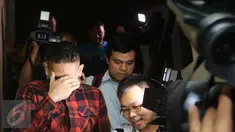 Aktor dan presenter Ganindra Bimo menutup mukanya saat para wartawan menghampirinya usai menjalani pemeriksaan di polsek Jagakarsa, Jakarta, Kamis (18/02/2016) .(Liputan6.com/Herman Zakharia)