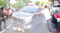 Proses eksekusi dilakukan secara paksa oleh Tim Intelijen dan Pidana Khusus Kejari Surabaya saat melintas mengendarai mobil di Jalan Raya Kenjeran Surabaya.
