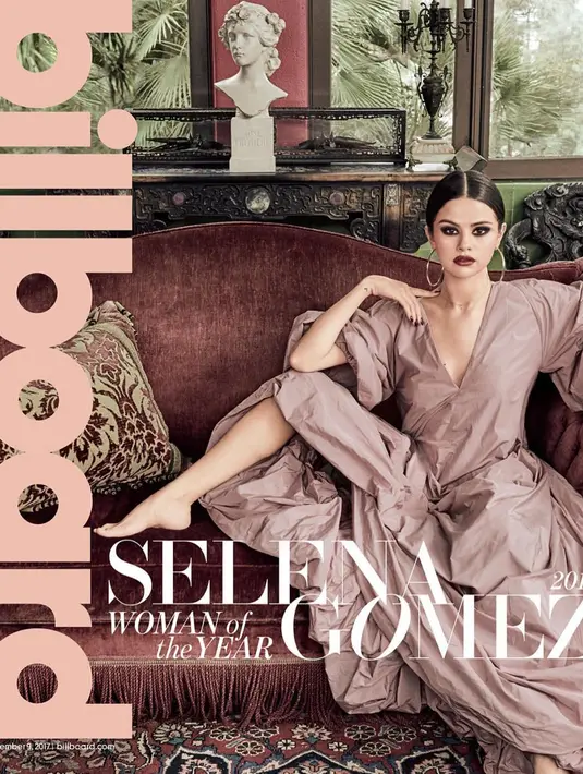 Tulisan dalam background tersebut adalah hasil wawancaranya dengan Billboard yang menjadikan dirinya sebagai Woman of the Year dan memberikan penghargaan di acara Women in Music. (instagram/selenagomez)