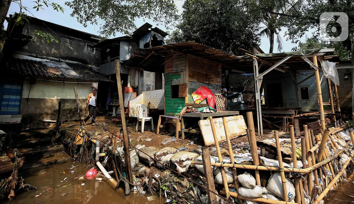 Guna mengatasi persoalan banjir, Pemerintah Provinsi (Pemprov) Daerah Khusus Jakarta berencana melanjutkan proyek normalisasi Sungai Ciliwung pada Juni 2025. (Liputan6.com/Angga Yuniar)