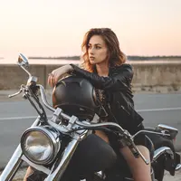 Ilustrasi Naik Motor/https://www.shutterstock.com/Oleg Kolesnyk