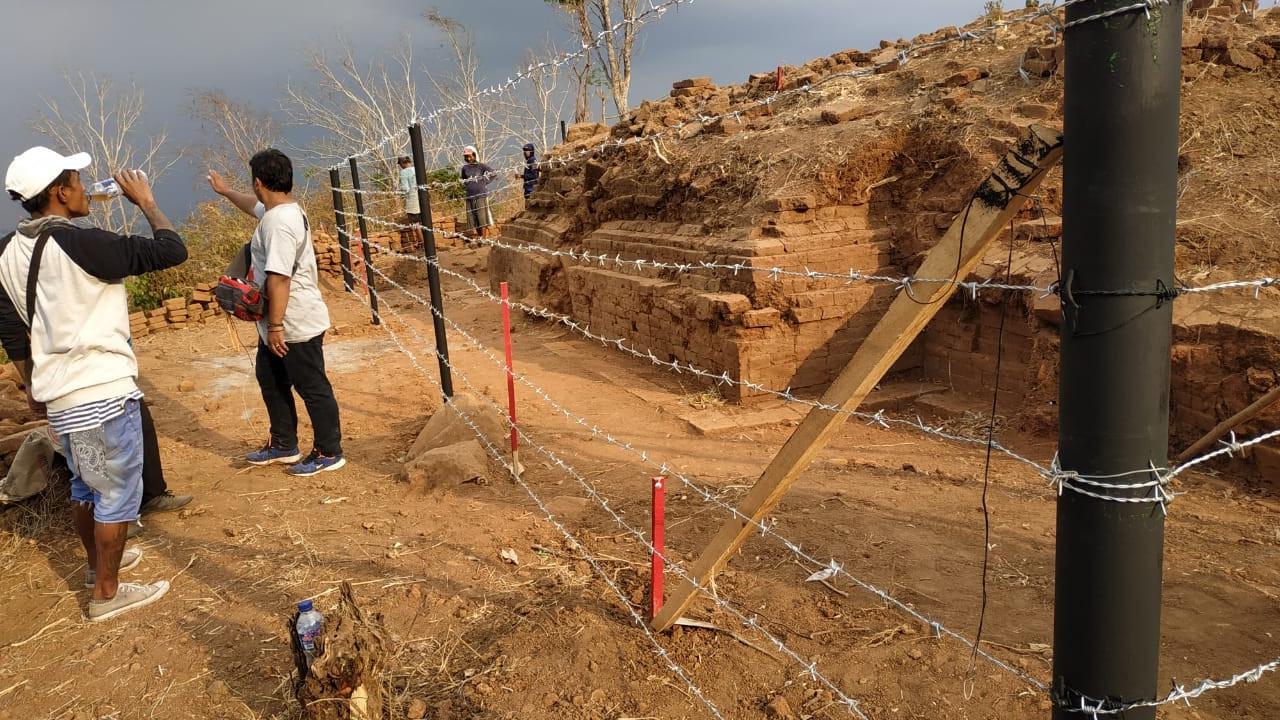 Bangunan Candi di lereng Gunung Wilis dipasang kawat berduri
