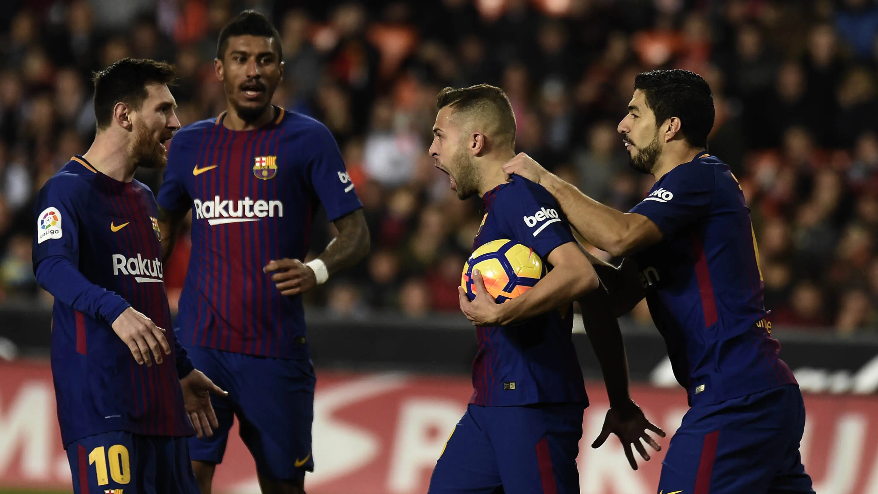 Para pemain Barcelona merayakan gol yang dicetak Jordi Alba ke gawang Valencia pada laga La Liga Spanyol di Stadion Mestalla, Valencia, Minggu (26/11/2017). Kedua klub bermain imbang 1-1. (AFP/Jose Jordan)