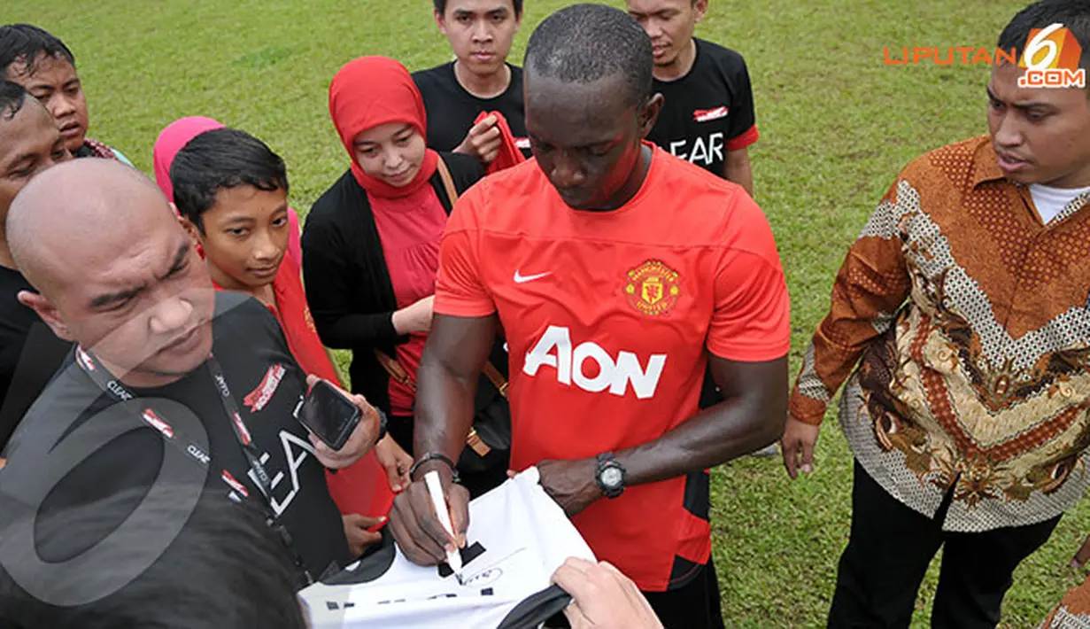 Dwight Yorke pun dengan sabar meladeni para fans MU yang meminta tanda tangan usai Training Camp Ayo Indonesia Bisa di Lapangan C Senayan Jakarta (Liputan6.com/Helmi Fithriansyah)