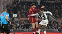 Duel Niccolo Pisilli dan Jonathan David dalam laga Liga Italia antara AS Roma vs Juventus di Stadio Olimpico, 2 Maret 2026. (Fabrizio Corradetti/LaPresse via AP)
