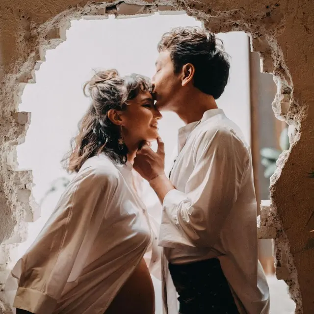 6 Maternity Shoot Terbaru Nadine Chandrawinata, Tampil Serasi dengan Dimas Anggara