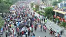 Pedagang kaki lima (PKL) berdagang di badan jalan saat car free day di kawasan Bundaran HI, Jakarta, Minggu (18/11). Kurangnya pengawasan menyebabkan PKL mengganggu kenyamanan warga berolahraga. (Merdeka.com/Iqbal S. Nugroho)