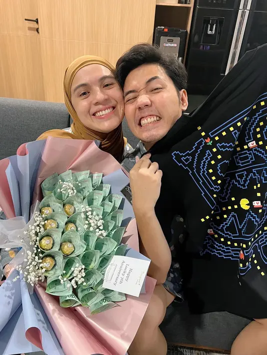 Momen seru sekaligus romantis Nycta Gina bersama sang suami, Rizky Kinos yang baru saja merayakan 7 tahun pernikahan. (Foto: Instagram/@missnyctagina)