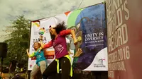 Aksi Zumba Dance saat sosialisai TAFISA Games 2016 di car free day di Jl Sudirman-Thamrin, Jakarta, Minggu (25/9/2016). (TAFISA Games)