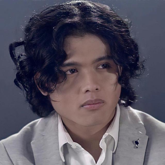 7 Potret Restu, Putra Charly van Houten yang Ikut Terjun di Dunia Musik