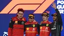 <p>Pembalap Mecedes, Lewis Hamilton (kanan) berfoto bersama dengan tim Ferrari di atas podium Formula 1 GP Bahrain di Bahrain International Circuit, Sakhir, 20 Maret 2022. (AFP/Ozan Kose)</p>