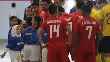 Ekspresi Nurhafizah (berhijab) saat menghampiri bek kanan Persija Jakarta, Ismed Sofyan, sebelum memasuki lapangansaat laga Piala AFC 2019 kontra Ceres-Negros di Stadion Utama Gelora Bung Karno, Senayan, Jakarta, Selasa (23/4/2019). (Bola.com/Peksi Cahyo).