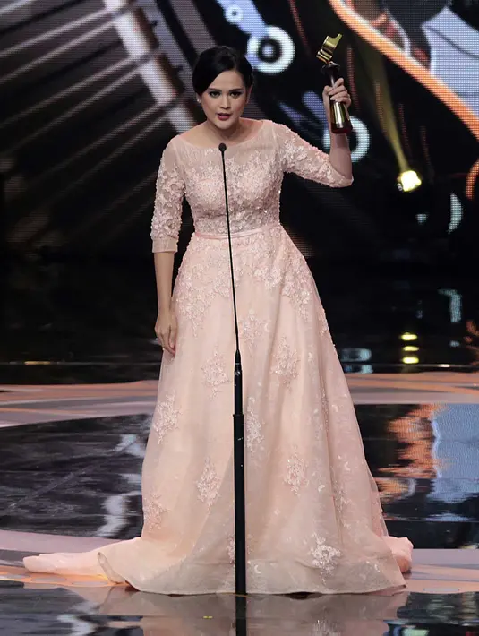 Di atas panggung kemenangan, Cut Meyriska menghaturkan rasa syukurnya atas penghargaan yang diperolehnya. Dan ia pun berjanji untuk terus berkarya, tak sampai di sini saja. (Deki Prayoga/Bintang.com)