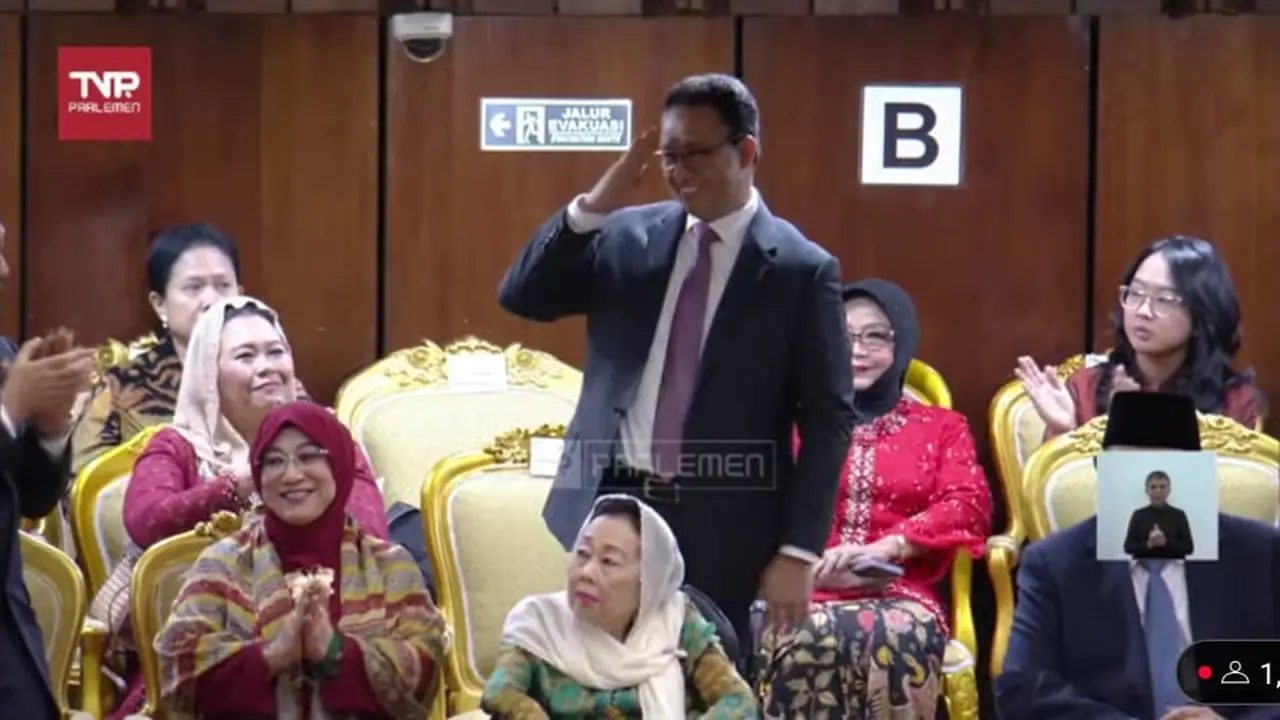 Anies Baswedan memberikan hormat kepada Presiden Prabowo Subianto, Minggu (20/10/2024).