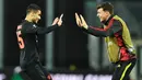 Pemain Manchester United (MU) Andreas Pereira (kiri) merayakan golnya ke gawang LASK Linz pada leg pertama babak 16 besar Liga Europa di Linz, Austria, Kamis (12/3/2020). MU menang 5-0. (JOE KLAMAR/AFP)