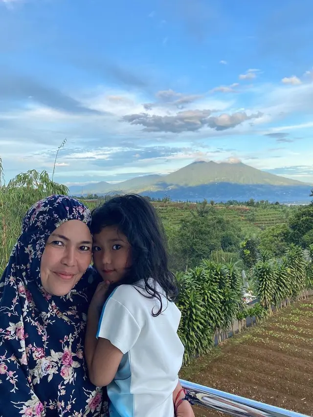 Penuh Kasih Sayang, Ini 6 Momen Kebersamaan Umi Kalsum dan Anak Ayu Ting Ting
