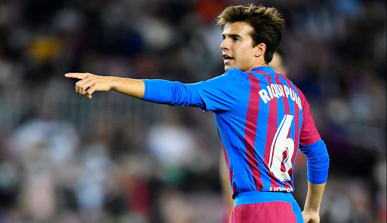 Riqui Puig - Pemain jebolan La Masia ini juga menerima bayaran rendah di Barcelona. Pemain berusia 22 tahun itu mendapat bayaran sebesar 25 ribu pounds per pekan. (AFP/Pau Barrena)