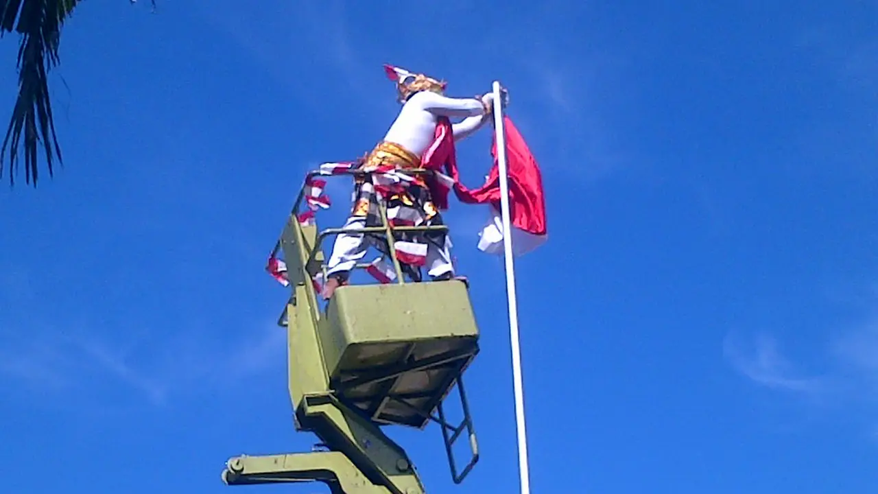 Hanoman Naikkan Merah Putih ke Tiang Bendera Pantai Kuta