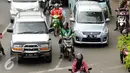 Pengendara ojek online menunggu di perempatan Jalan Dewi Sartika, Jakarta, Jumat (18/12/2015). Setelah sempat dilarang pengoperasiannya oleh Kementerian Perhubungan, kini ojek online diperbolehkan beroperasi kembali. (Liputan6.com/Helmi Fithriansyah)