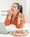 Teknik mindful snacking agar ngemil tetap terkontrol. (foto: jcomp/freepik)