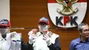 Petugas menunjukkan barang bukti Rp1,2 miliar disaksikan Wakil Ketua KPK Alexander Marwata saat keterangan pers OTT penanganan perkara penyalahgunaan izin tinggal Kantor Imigrasi Kelas I Mataram, NTB di Gedung KPK, Jakarta (28/5/2019). (Liputan6.com/Johan Tallo)