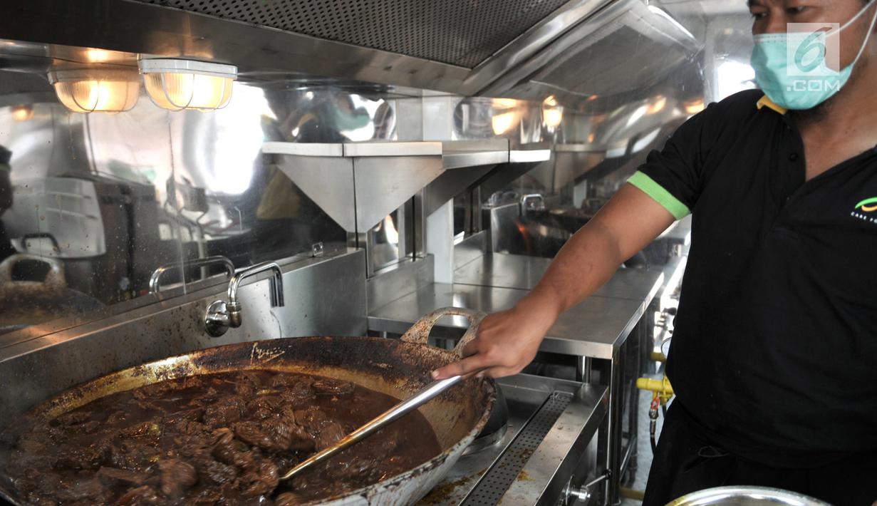 Juru masak memasak daging kurban ala hotel bintang lima saat peluncuran Dapur Kurban di Monas, Jakarta, Senin (12/8/2019). Rasa daging kurban olahan juru masak profesional yang digandeng Pemprov DKI Jakarta dijamin enak layaknya menu di hotel bintang lima. (merdeka.com/Iqbal Nugroho)
