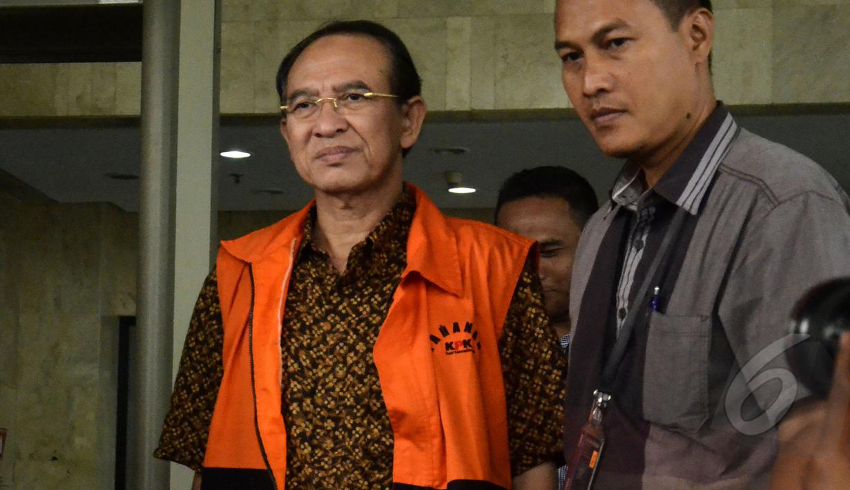 Mantan Menteri Agama Suryadharma Ali keluar dari Gedung KPK usai menjalani pemeriksaan, Jakarta, Selasa (21/4/2015). SDA diperiksa sebagai tersangka kasus penyelenggaraan haji di Kementerian Agama tahun 2012-2013.(Liputan6.com/Yoppy Renato)