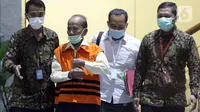 Gubernur Riau 2014-2019 Annas Maamun (kedua kiri) sesaat sebelum rilis penahanan di Gedung KPK, Jakarta, Rabu (30/3/2022). KPK resmi menahan Annas Maamun atas dugaan menyuap Ketua DPRD Riau 2009-2014, Johar Firdaus terkait pergeseran dan perubahan anggaran proyek. (Liputan6.com/Helmi Fithriansyah)