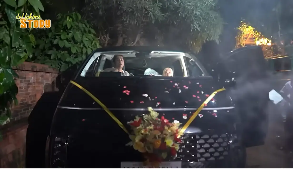 Irfan Hakim begitu bahagia lantas mengajak istri dan anak-anaknya masuk mobil barunya. "Kasihan soalnya mobilnya sering mogok," kata Della seperti dilansir dari kanal  Youtube deHakims Story. Irfan juga merasa beruntung, karena saat memberikan mobil kecil untuk istrinya, mendapatkan mobil yang besar, [Youtube/deHakims Story]