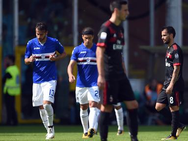 Para pemain Sampdoria usai membobol gawang AC Milan pada laga Serie A Italia di Stadion Luigi Ferraris, Genoa, Minggu (24/9/2017). Sampdoria menang 2-0 atas Milan. (AFP/Filippo Monteforte)