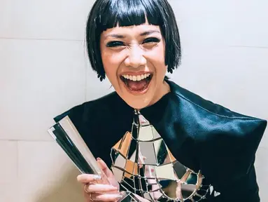 Tak sedikit yang menilai Bunga Citra Lestari tak pernah saltum (salah kostum) dalam urusan padu padan busananya. Pelantun lagu '12 Tahun Terindah' ini kerap tampil dengan outfit yang kekinian hingga aksesoris unik yang menunjang penampilannya. (Liputan6.com/IG/@bclsinclair)