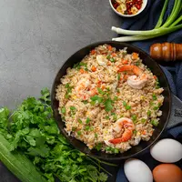 Ilustrasi nasi goreng hongkong dengan toping udang/copyright freepik.com/jcomp