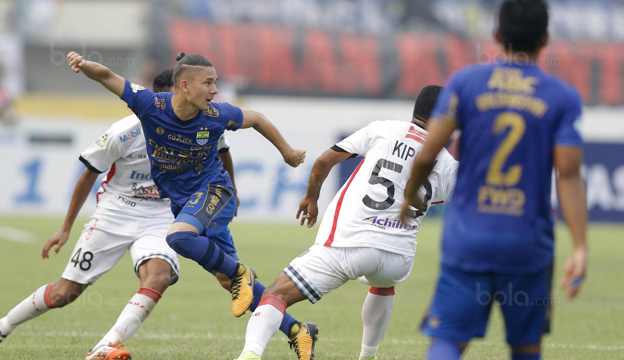 Gelandang Persib, Kim Kurniawan, saat pertandingan melawan Bali United, pada laga Liga 1 Indonesia di Stadion Si Jalak Harupat, Bandung, Kamis (21/9/2017). Persib bermain imbang 0-0 dengan Bali United. (Bola.com/M Iqbal Ichsan)