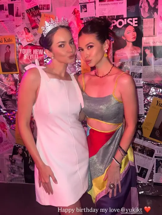 Enzy tampil mengenakan mini dress sleeveless, lengkap dengan mahkotanya.  [@enzystoria]