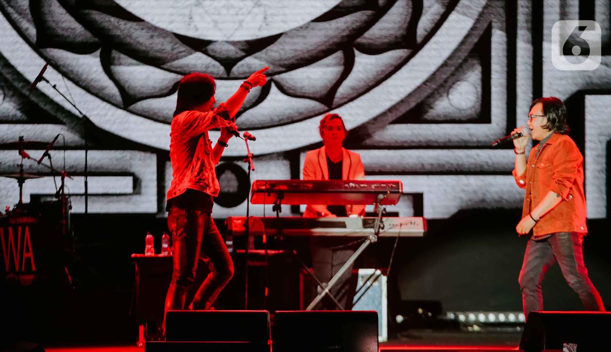 Penampilan Once Mekel, Ari Lasso, dan Dul Jaelani saat berkolaborasi dengan grup band Dewa 19 dalam Tamagochill (its’s time to go chill) di Tennis Indoor Senayan, Jakarta Pusat, pada Kamis (21/11/2019). Kolaborasi Dewa 19, Once, Ari Lasso, dan Dul memukau penonton. (Liputan6.com/Faizal Fanani)