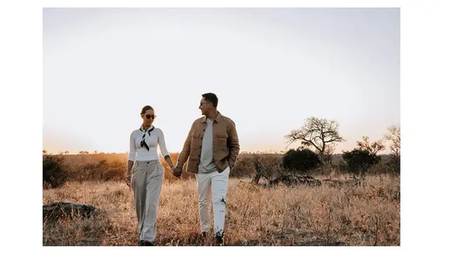 6 Potret Romantis Darma Mangkuluhur Lamar Patricia Schuldtz di Tengah Savana Afrika