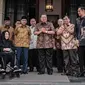 Ketua Umum Partai Demokrat Susilo Bambang Yudhoyono atau SBY (tengah) saat menerima kedatangan capres nomor urut 02 Prabowo Subianto (tiga kanan) di kediamannya di kawasan Mega Kuningan, Jakarta, Jumat (21/12). (Liputan6.com/Faizal Fanani)