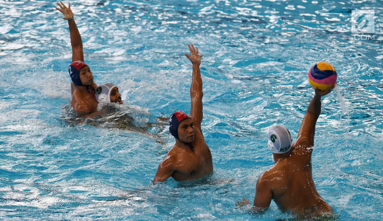Pemain polo air Indonesia menghalau pemain Arab Saudi pada laga terakhir peringkatan Asian Games 2018 di Stadion Aquatic Centre, GBK, Jakarta, Sabtu (1/9). Indonesia harus puas berada di posisi delapan. (Merdeka.com/Imam Buhori)