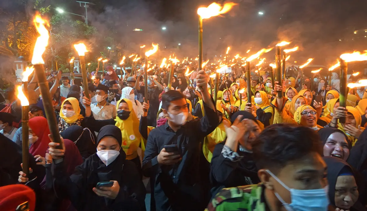 Umat muslim mengikuti pawai obor menyambut datangnya bulan suci Ramadhan di Medan, Sumatera Utara, Indonesia, 30 Maret 2022. Indonesia baru-baru ini mencabut pembatasan untuk memungkinkan dimulainya kembali praktik tradisional selama bulan suci Ramadhan. (Muhammad Zulfan Dalimunthe/AFP)