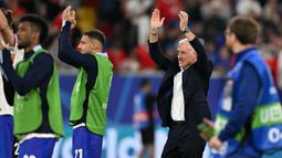 Pelatih Prancis, Didier Deschamps menyapa para suporter saat merayakan kemenangan timnya atas Austria pada Grup D Euro 2024 di Duesseldorf Arena, Duesseldorf, Jerman, Selasa (18/06/2024) WIB. (AFP/Patricia De Melo Moreira)
